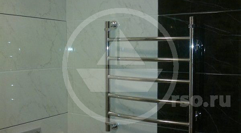 Сантехнический люк легко открывается, не задевая полотенцесушитель.