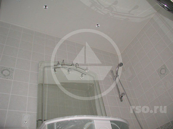Трёхметровые потолки и солидные габариты этой ванной комнаты естественно предполагают к размещению и предметы больших размеров, таких, как огромное зеркало и немаленький умывальник. 