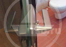 Запорный механизм двери из матового стекла обеспечивает мягкое защёлкивание и фиксацию, а петли-доводчики завидную плавность хода.