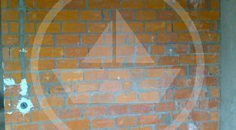 Подобные перегородки из кирпича, которые возводят строители дома, безусловно, подлежат немедленному демонтажу. Так как несоответствия техническому регламенту кладки кирпича видны, что называется не вооружённым глазом, это вертикальные и горизонтальные составляющие и выступы кладочного раствора и несоответствие общей геометрии стены в местах примыкания к несущим перегородкам.