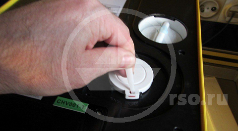 Шаг 1 - воспользуйтесь прилагаемым ключом для разблокировки демонтажа лампы