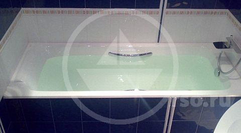 Шикарный бордюр из выпуклых элементов рассекает вертикальную плоскость стены ванной комнаты сверху донизу, на миг прерываясь и следуя вновь по фасадному экрану.