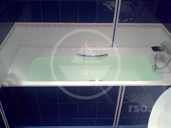 Шикарный бордюр из выпуклых элементов рассекает вертикальную плоскость стены ванной комнаты сверху донизу, на миг прерываясь и следуя вновь по фасадному экрану.