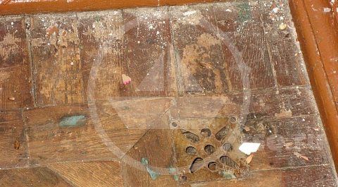 Вентиляционное отверстие для подпольного пространства, свидетельствует о том, что под досками пола значительное место, для вентиляции деревянного межэтажного перекрытия которого и предназначена отдушина.