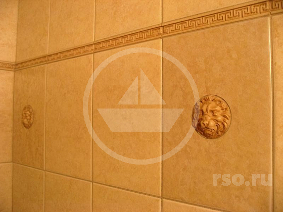 Свирепые львиные пасти опоясывающие верхний ярус ванной комнаты задают тон Римских терм, преобладающий в отделке данного помещения.