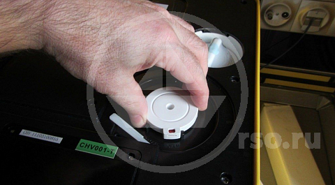 Шаг 2 - осторожно поверните головку лампы по указателю направления