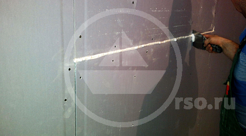 Монтаж ЗИПС панелей заканчивается креплением на них Giproc ГКЛА, своими уникальными свойствами, увеличивающими отдачу по обеспечению звукоизоляции помещений с особыми требованиями по отсутствию шума. К ним относятся в первую очередь спальни взрослых и детей, студии звукозаписи, гостиные и просмотровые кинотеатра на дому. 