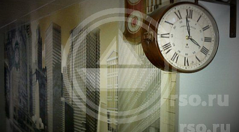 Главным элементом, который включает в себя гостиная в английском стиле в квартире конечно являются массивные городские часы, выполняющие главную роль ведущей доминанты всего интерьера. Крупный циферблат, массивные стрелки, медный, под старину, солидный корпус - конечно это стилизация, ежечасный бой не предполагающая, хотя …