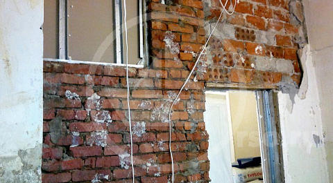 Отделка кухни в сталинском доме – заведомо сложная, но безусловно решаемая задача для тех, кто во множестве вариантов с этим сталкивался. Демонтаж до несущих конструкций выявляет текущие недостатки, устраняемые с помощью современных материалов и не стоящих на месте технологий ремонтных работ.