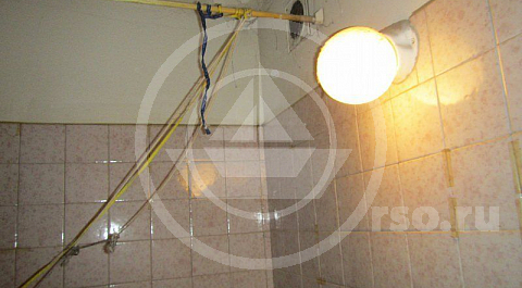 Старую, уже отслужившую своё плитку демонтировали вместе с коробом сантехкабины.