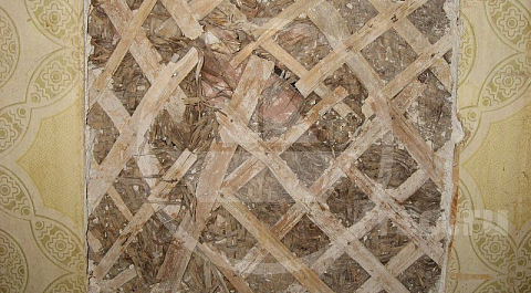 Вскрытие настенного покрытия в межкомнатной перегородке спальни.