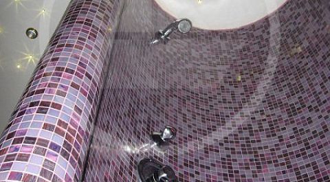 Подвесной потолок «Звёздное небо» в душевой кабине меняет свой цвет в зависимости от окружающей температуры. Эти маленькие, но яркие светильники, обеспечивают не только презентабельный внешний вид, но и дают ровное освещение потолка  душа и коридора