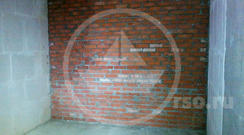 Кладка из материалов будто специально завезённых из разных мест - наиболее распространённое явление в современных новостройках. Застройщику и дела нет, что материалы имеют отличную друг от друга структуру, плотность и даже размер, что приведёт к неизбежным растрескиваниям нанесённой поверх штукатурки.