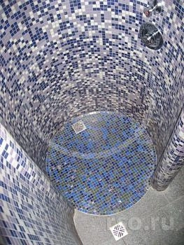 Характерно, что трап расположен не только в полу душевой (который ниже на 1 см.) но и в напольной плитке коридора, чтобы обеспечить максимально эффективное удаление воды.