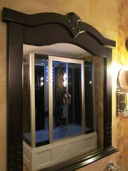 Ванная комната в загородном доме, за счёт большей площади, позволяет разместить современное оборудование, конечно не так скученно, как в городской квартире. Правильное распределения сантехприборов в имеющемся пространстве - одна из задач, успешно решаемых работниками нашей компании.