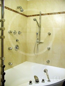 Сложная система гидромассажных форсунок инсталлирована в бетонные стены московской новостройки.