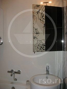 Удалённое размещение душевой стойки позволило пользоваться душем с противоположного края ванной.