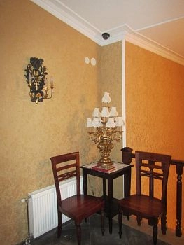 Умеренное, не бросающееся в глаза сочетание классической внутренней отделки и современного коммуникационного и охранного оборудования отличает красивые загородные дома в массе своих безвкусных собратьев заполонивших Подмосковье. 