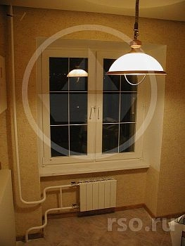 Радиатор отопления вынесен точно на середину окна кухни, используя сложную систему сварных соединений.