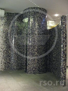 Душевая отделена от коридора перегородкой, оделка которой выполнена в том же стиле градиентного перехода.