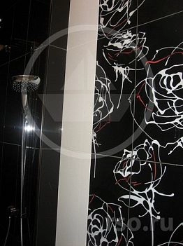 Панно - действительно, как клинок, отсекает тонкие линии цветов от чёрного монолита стены. Классическое сочетание чёрного, белого и красного, как стилевое решение для этой ванной комнаты, оказалось наиболее подходящим к строгому стремлению к совершенству.
