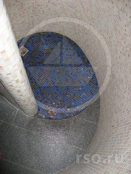 Комбинационное сочетание мозаики и напольной плитки, частое решение дизайна интерьера коттеджей, а вопрос возможного переливания воды из душа в коридор, решён снижением уровня пола в кабине на 1 см.