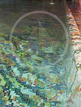 Переход мозаичного панно со стены бассейна в ванну для плаванья.